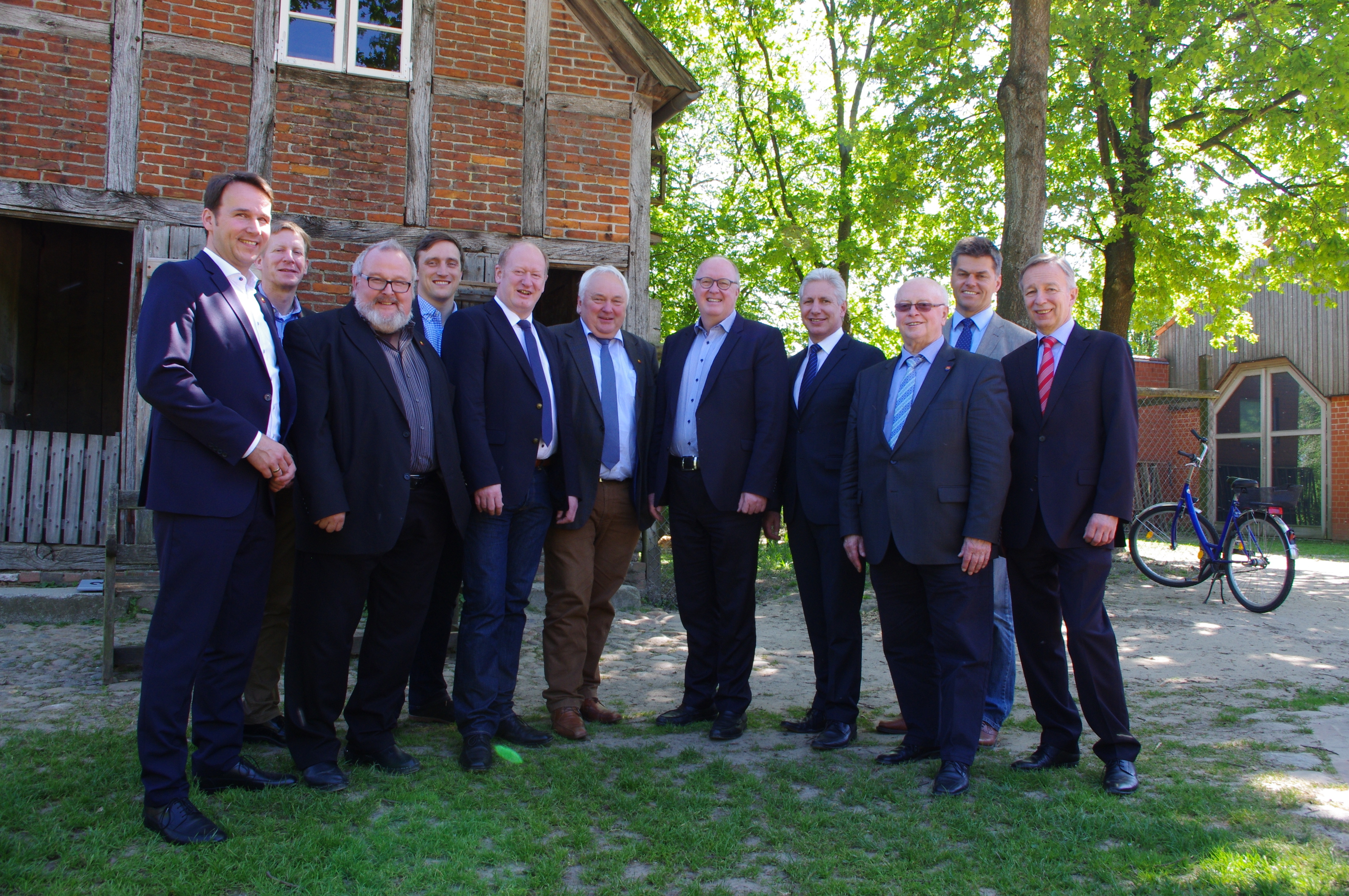 Professor Rolf Wiese (3. v. li.) begrüßte die Mitglieder des Arbeitskreises Haushalt und Finanzen der CDU-Landtagsfraktion im Freilichtmuseum. Gäste waren unter anderen Landrat Rainer Rempe (4. v. re.) und Heinz Lüers (Vorstandsvorsitzender der Sparkasse Harburg-Buxtehude, re.)