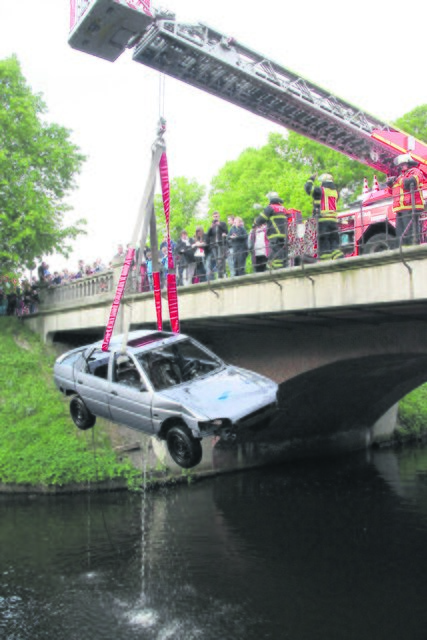 Per Kranvorrichtung am Drehleiterfahrzeug wurde der Pkw aus dem Burggraben gehievt | Foto: tp