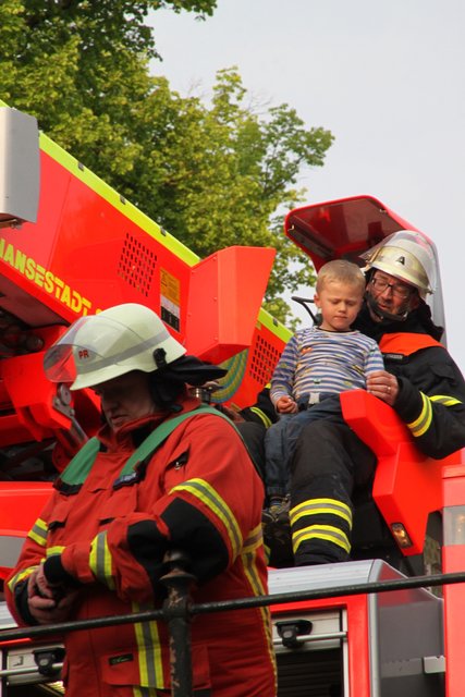 Der jüngste Retter auf dem Schoß des Drehleiter-Führers