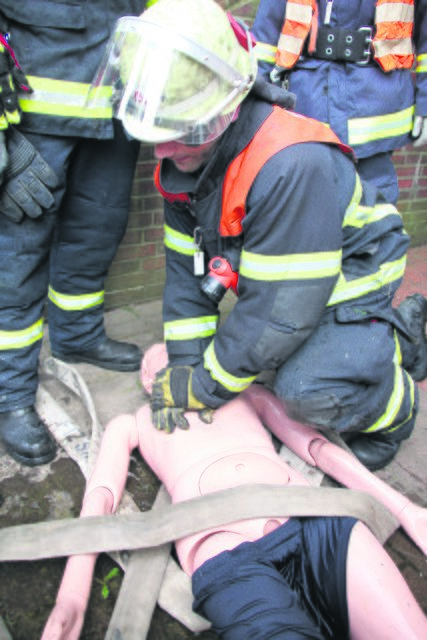 Wiederbelebungsübung an einem Dummie