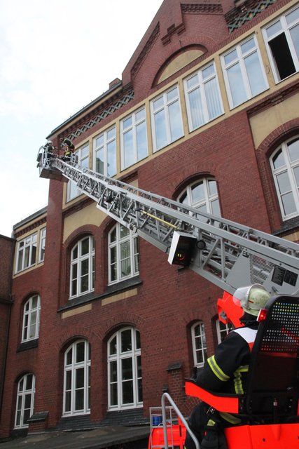 Drehleiter-Manöver am Hausgiebel