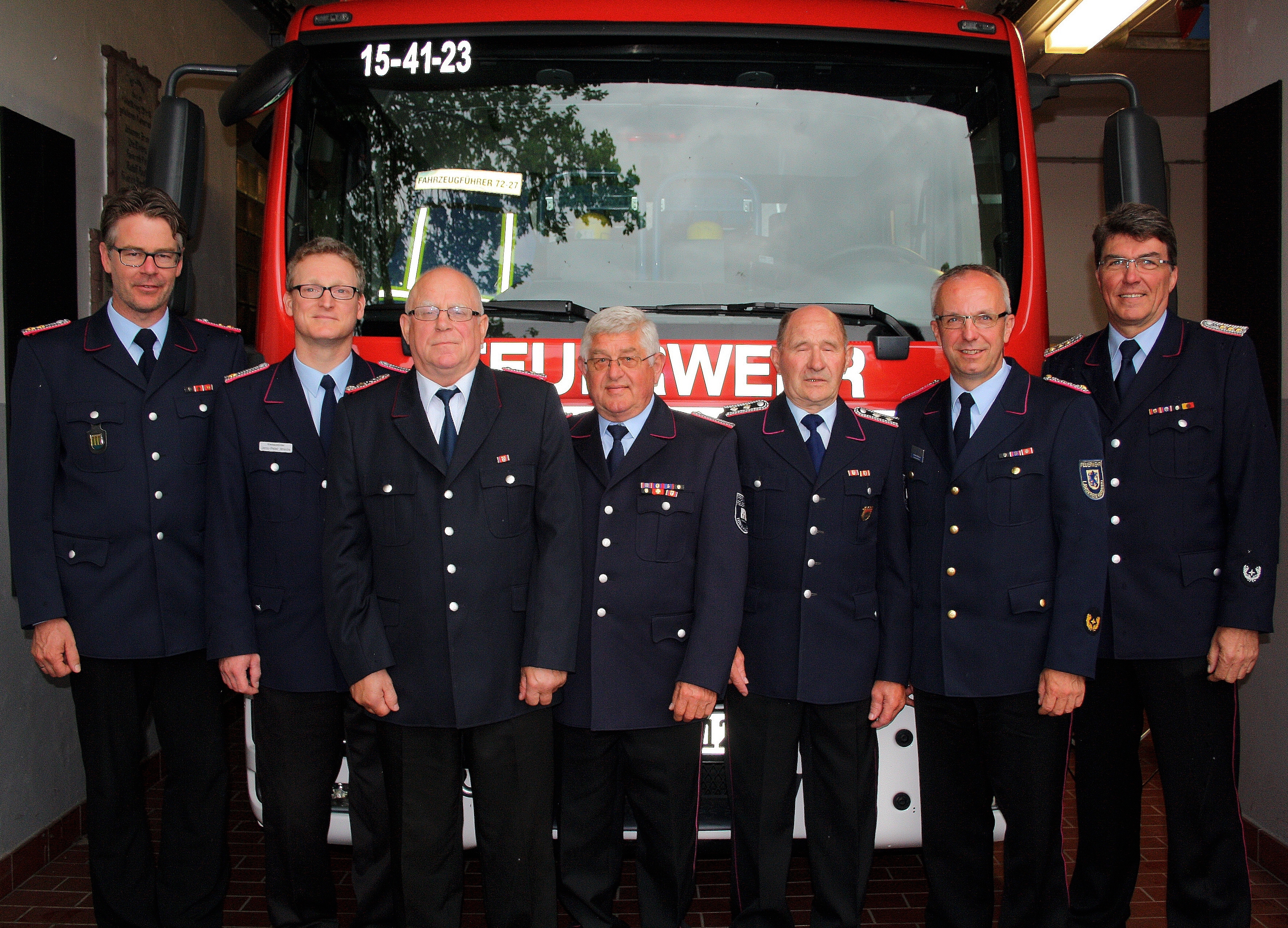 Geehrte und Gratulanten (v. li.): Vize-Stadtbrandmeister Uwe Ehlers, Ortsbrandmeister Jens-Peter Wreide, Heinrich Blecken, Horst Reimers, Siegfried Ramdohr, Kreisbrandmeister Volker Bellmann und Stadtbrandmeister Helmut Kuntze