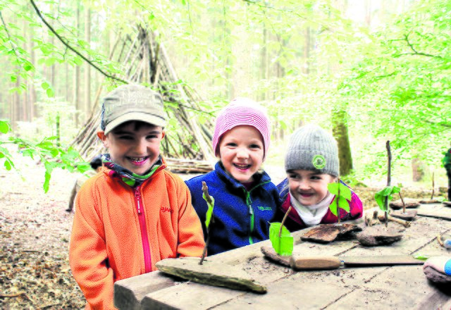 Christian, Valentino und Milana (v. li.) haben viel Spaß beim Bootsbau