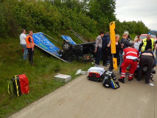 Als Ersthelfer standen etwa 30 Kräfte der Feuerwehr und des Rettungsdienstes sowie einige Polizisten aus Nordrhein-Westfalen zur Verfügung | Foto: Pressestelle Feuerwehr Samtgemeinde Hanstedt