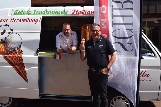 Mit vollem Tatendrang, schenkte Jörg Schöder (re.) rund 500 Kugeln Eis an die Winsener aus