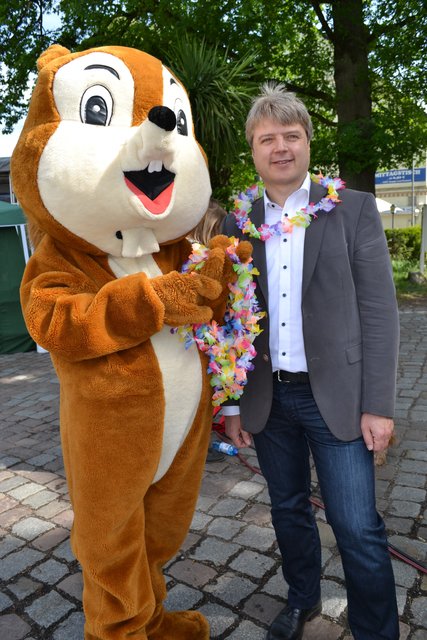 Werbekreis-Maskottchen Ekki begrüßte Samtgemeinde-Bürgermeister Dr. Peter Dörsam