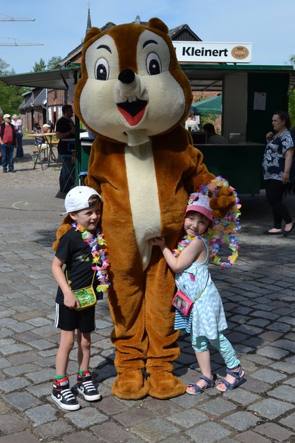 Henry (5) und Talvi (4) freuten sich über den Besuch von Werbekreis-Maskottchen Ekki