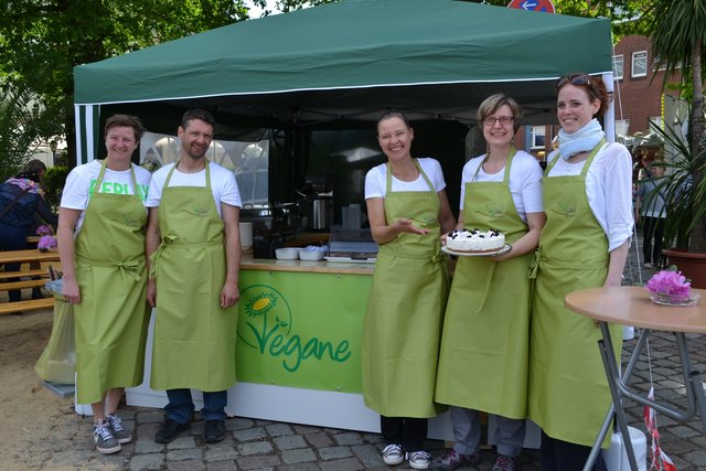 Vegane Speisen boten Heike Oelgardt und Isabel Schaper (2. und 3. v. re.) und ihr Team an