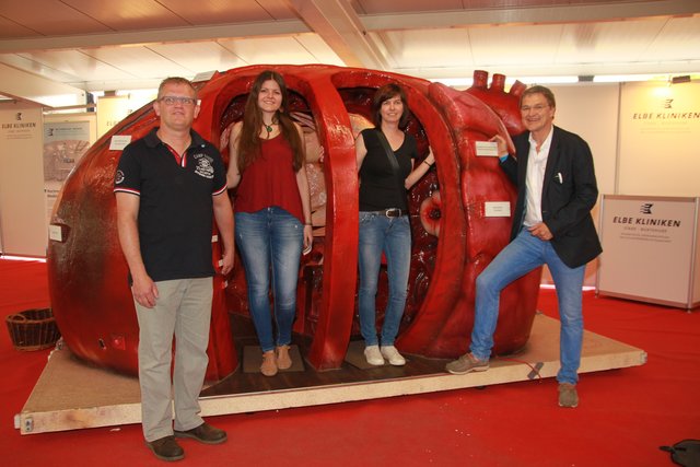 Das Team vom Elbe Klinikum stellte ein überdimensionales Herz aus