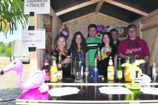 Die Landjugend Dohren verkauften Cocktails (v. li.): Julia Laußman, Jana Laußmann, Tobias Becker, Nikola Grymaszewska, Malte Stemmann und Mario Alpers
