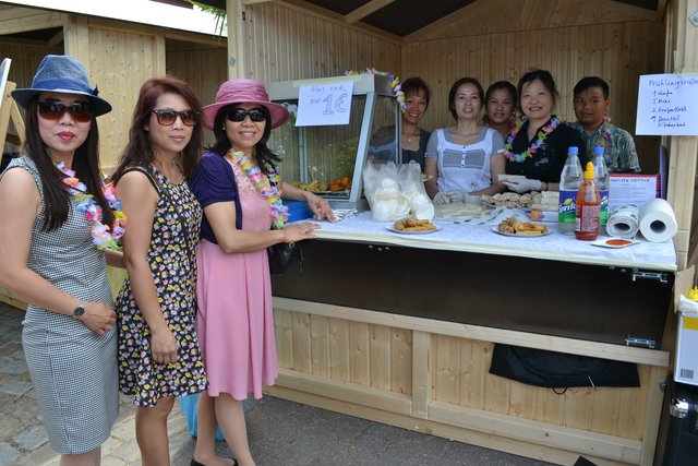Der Verein der Vietnamesen im Landkreis Harburg bot Frühlingsrollen gegen Spenden an