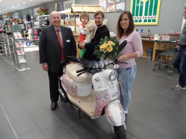 Franziska Scholz und ihre Familie freuen sich über den Motorroller. Hausleiter Hartmut Holst gratuliert zu dem tollen Preis