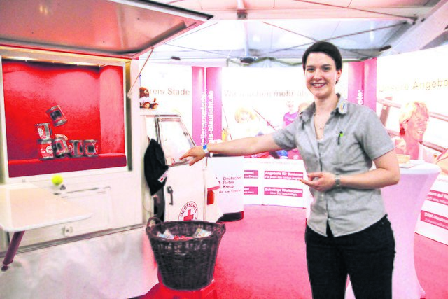 Viel Spaß beim Dosenwerfen am Nachbarstand vom DRK hatte Meike Ahrens von der Firma Scholz | Foto: jd