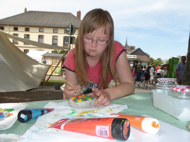 Milana (8) war ganz vertieft beim Bemalen eines Steins am Stand der Hobbykünstlerin Uschi Becker | Foto: Becker