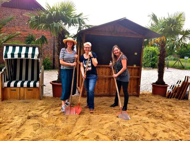 Verteilten acht Kubikmeter Sand für das Strandfeeling (v. li.): Lisa Fenger, Katja Kröger-Mollin und Tamara Boos-Wagner | Foto: privat