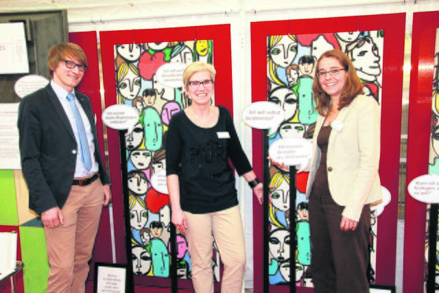 Vor farbenfroher Optik (v.li.): Thomas Stelzer, Agnes Zwick und Kerstin Stülten vom Bestattungshaus Senf | Foto: jd