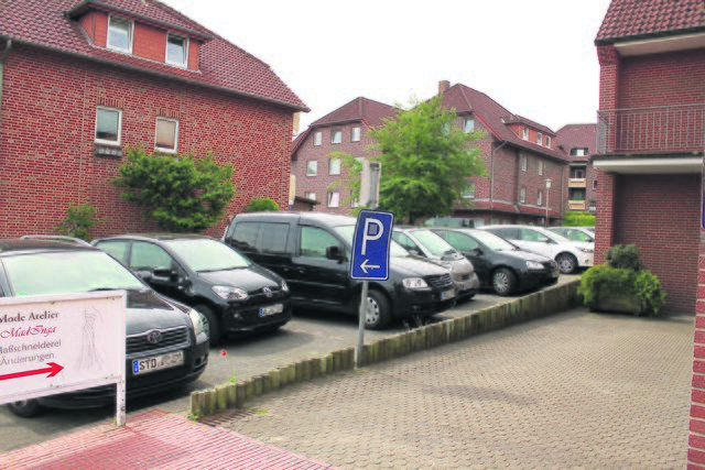 Gut, dass die Praxis nicht am Wochenende geöffnet hat: der Parkplatz beim Arzt wird ausgiebig genutzt