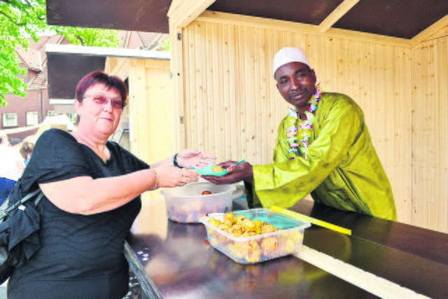 Marion Krüger erwarb gegen eine Spende eine Falafel bei Sadou