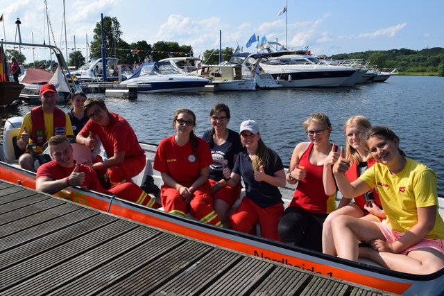 Boten kostenlose Bootstouren an: Die Mitglieder der DLRG Elbmarsch