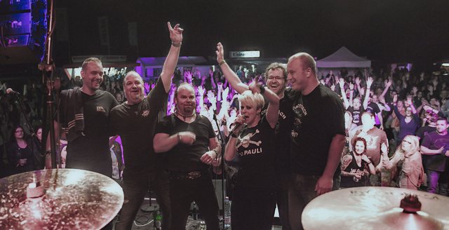 Cockroach - inzwischen verstärkt durch Sängerin Celina - ließen es mächtig krachen | Foto: Fotoschmiede Tostedt