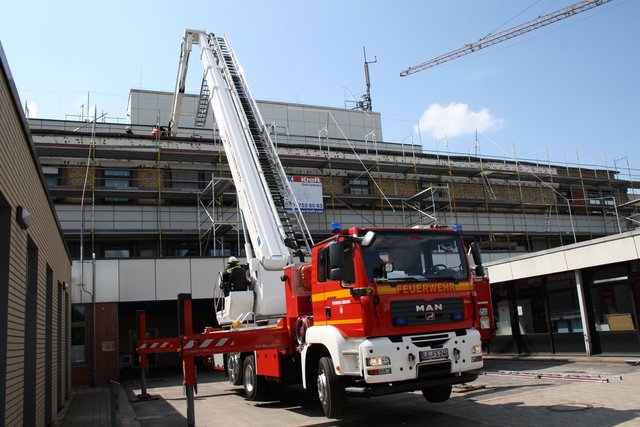Auch das Teleskopmast-Fahrzeug der Feuerwehr Lüneburg kam zum Einsatz | Foto: Burkhard Giese