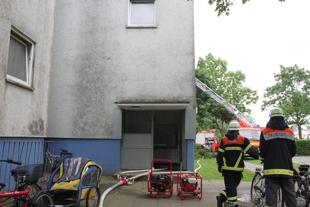 Mit einem Gebläse lüftete die Feuerwehr das verrauchte Treppenhaus