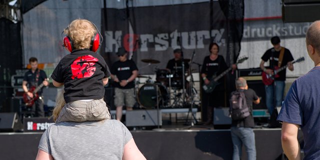 Der wohl jüngste Hørsturz-Fan: Jayden (2,5) mit Kopfhörern auf der Schulter von Mama Anina Otto | Foto: Fotoschmiede Tostedt