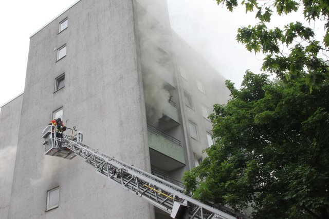 Drehleiter-Einsatz am Brandhaus