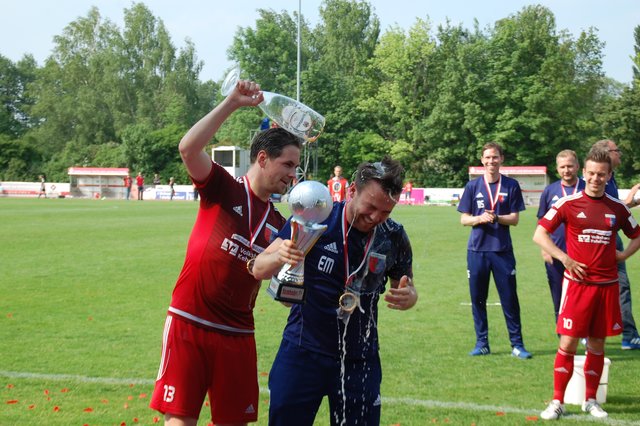 Bierdusche von Sören Behrmann für Coach Enrico Maaßen
