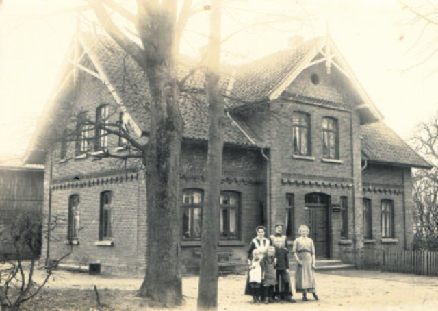Eine Aufnahme des Hauses Bahnhofstraße 24 um 1910 mit der Familie Bahlburg