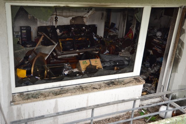 Voller Gerümpel: die durch den Brand zerstörte Wohnung | Foto: Polizei Stade