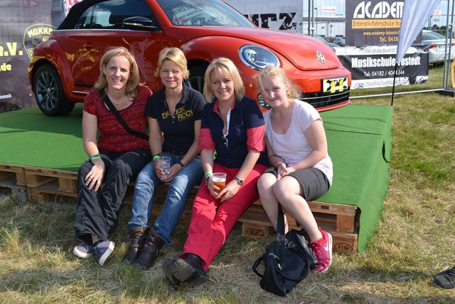 Vor dem Beatle, der am späteren Abend für den "Sexy Carwash" genutzt wurde (v. li.): Jennifer Felkner, Alexandra Dittmer, Jasmin Kramer und Patricia Pazola