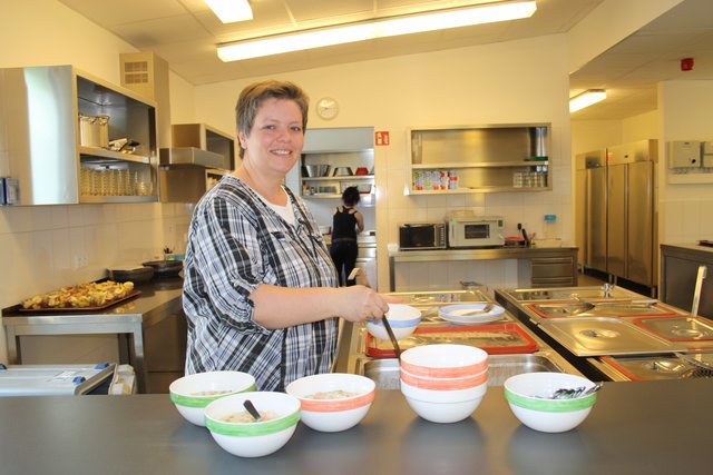 Kita-Mitarbeiterin Tanja Köpke teilt das Essen aus