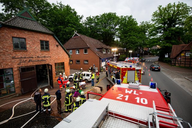 Eine beeindruckende Übungskulisse: Mitten in Jesteburg 
wurde ein dramatischer Unfall nachgestellt | Foto: Dennis Tschense