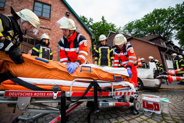 An der Übung waren Feuerwehr-Mitglieder aus Jesteburg und Harmstorf sowie Angehörige des DRK beteiligt | Foto: Dennis Tschense