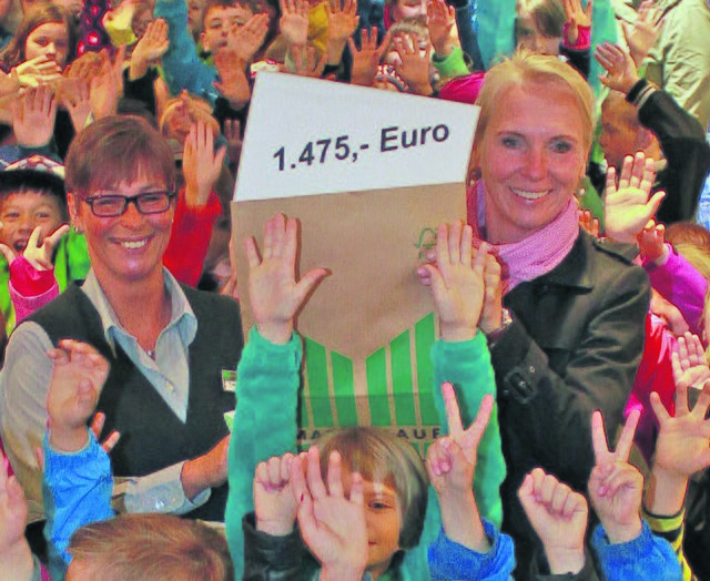 Sonja Wilckens (li.) übergab die Spende an Sabine Folster