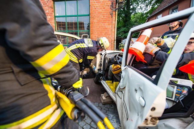 Ein Auto war von der Straße abgekommen und gegen eine Hauswand geprallt | Foto: Dennis Tschense
