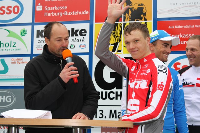 Zurück in der Heimat: 2010 startete Nikias Arndt (re.), hier mit Sprecher Henning Tonn, beim Radsport-Klassiker "GP Buchholz"