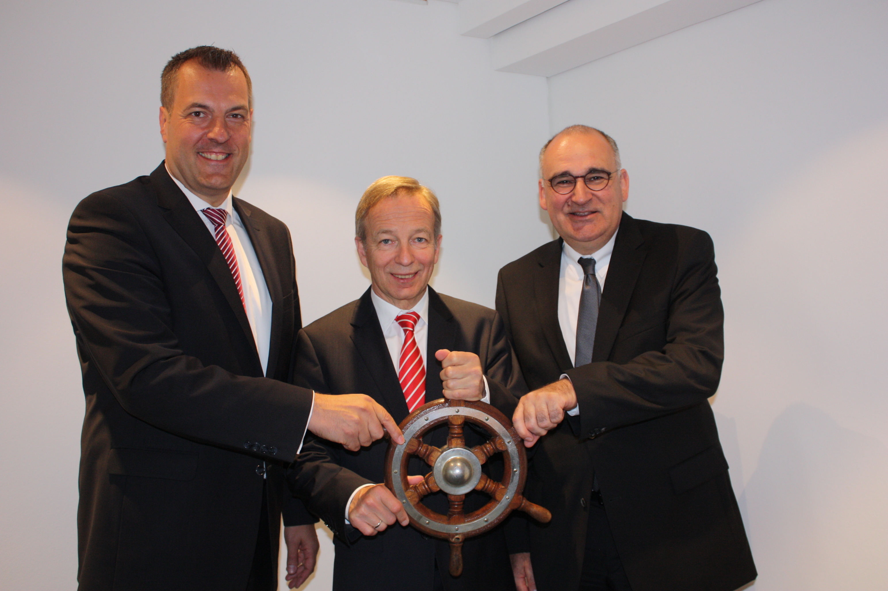 Steuern die Sparkasse bis März 2018 gemeinsam: die Sparkassen-Vorstandsmitglieder (v. li.) Andreas Sommer, Heinz Lüers und Frank Jäschke