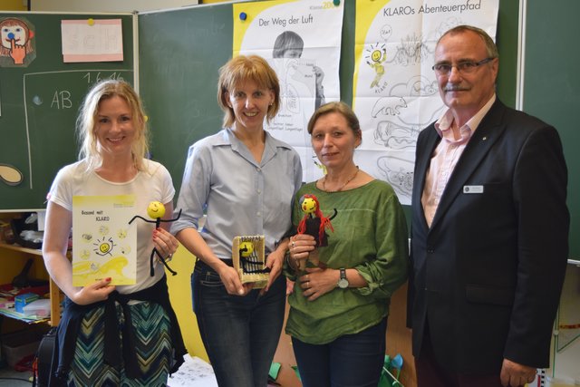 Lehrerin Kristina Bruchmann, Präventionsberaterin Karina Stelter vom Landkreis Harburg, Dörte Rehfeldt und Bernd Ricanek (v. li.)