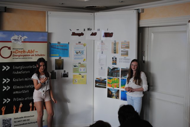 Informierten über das Energiespar-Projekt "Dreh ab!": Pia von Gartzen (li.) und Saskia Hillmer von der Marschachter Ernst-Reinstorf-Schule