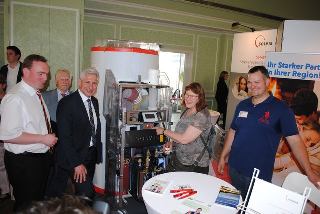 Beim Messerundgang (v. li.): André Wiese, Rainer Rempe und Jutta Schiecke am Infostand von Heizungstechnik-Experte Tobias Wiegel