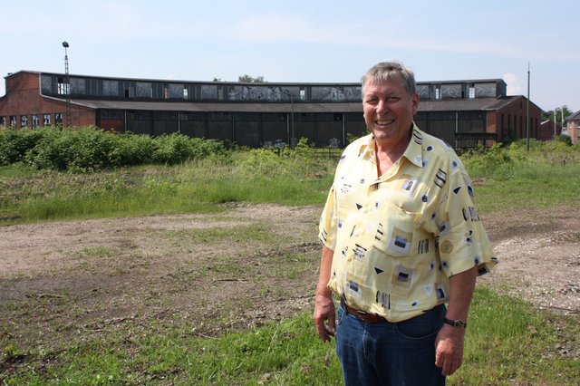 "Das Gebäude gehört uns weiter": Mit-Besitzer Wolfgang Cordes vor dem Lokschuppen in Buchholz