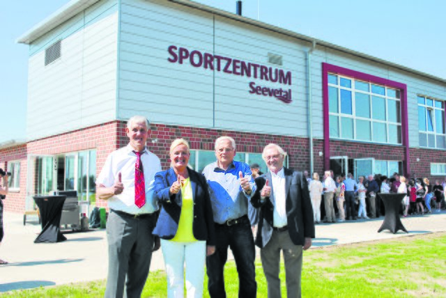 "Daumen hoch" für das neue Sportzentrum (v. li.): Walter Hagemann (TuS Fleestedt), Gemeindebürgermeisterin Martina Oertzen, Reinhard Dreyer (TC Fleestedt) und Ortsbürgermeister Adolf Wendt