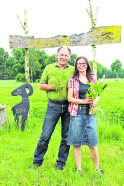 Günter Rühe und seine Frau Kathrin Menke-Rühe vor dem Eingang des ersten Hanf-Labyrinths im Landkreis Harburg