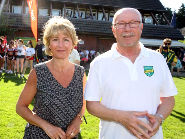 Vereinsvorsitzender Günter Schwarz und Kirsten Wrede von der Sparkasse Harburg-Buxtehude