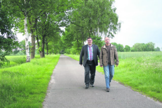 Karsten Montag (re.) und Stefan Jopp befürchten, dass durch die Sanierung aus dem idyllischen Weg zwischen Beckdorf und Wiegeren eine Rennstrecke für Autos wird