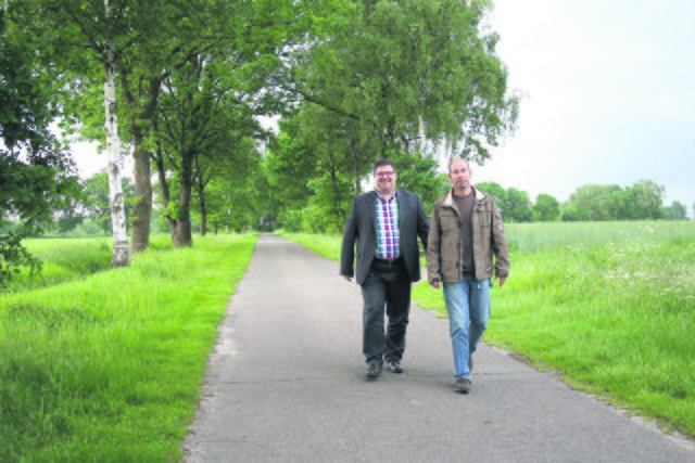 Karsten Montag (re.) und Stefan Jopp befürchten, dass durch die Sanierung aus dem idyllischen Weg zwischen Beckdorf und Wiegeren eine Rennstrecke für Autos wird | Foto: wd