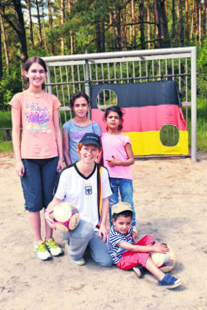 Ganz im Fußball-Fieber war Pastorin Jennifer Gillner, hier mit Konfirmandin Jacqueline (li.) sowie den Flüchtlingskindern (v. re.) Mohammed, Nayroz und Zena
