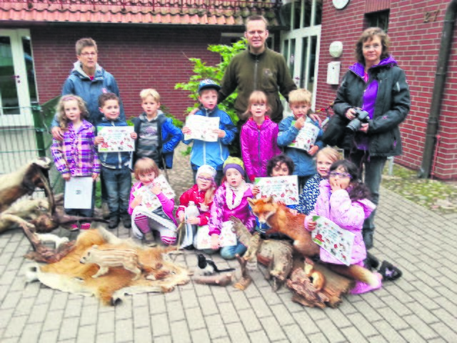 Der Jäger Christian Hülsen erklärte den Kindern die
heimische Pflanzen- und Tierwelt